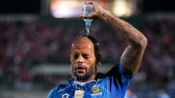 Striker Persib Bandung, David Da Silva mengguyur kepalanya dengan air minum saat menghadapi Madura United pada laga leg kedua final Championship Series BRI Liga 1 2023/2024 di Stadion Gelora Bangkalan, Madura, Jumat (31/5/2024). (Bola.com/Bagaskara Lazuardi)