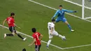 Striker Uruguay, Luis Suarez, melepaskan tendangan ke gawang Mesir pada laga Piala Dunia di Stadion Ekaterinburg, Jumat (15/6/2018). Uruguay menang 1-0 atas Mesir. (AP/Vadim Ghirda)
