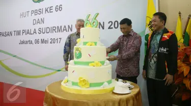 Ketua umum PBSI Wiranto memotong kue saat merayakan HUT Persatuan Bulu Tangkis Seluruh Indonesia (PBSI) di Cipayung, Jakarta, Sabtu (6/5). Acara tersebut diselenggarakan untuk memperingati hari ulang tahun PBSI yang ke-66. (Liputan6.com/Angga Yuniar)