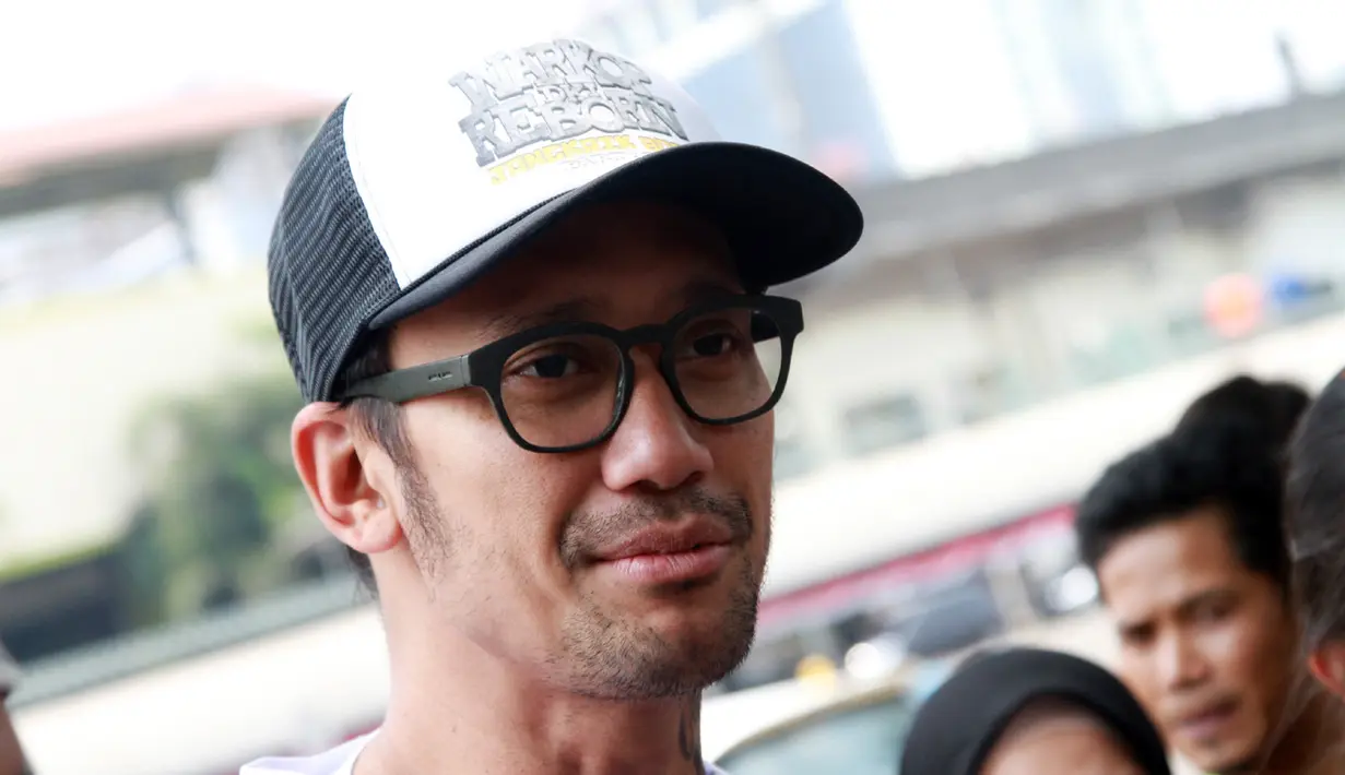 Pada Agustus 2017, Tora Sudiro ditangkap polisi di rumahnya karena kepimilikan Dumolid sebanyak 30 butir. (Nurwahyunan/Bintang.com)