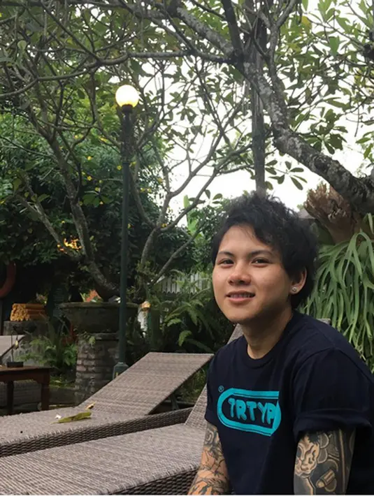 "Lover or hater yg sy hormati dan saya cintai...😁 Istri aku bnyk ditawarin bt tampil di bbrp acara televisi..." tulis dalam keterangan foto. (Instagram/psychodiva2016)