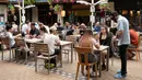 Orang-orang bersantap di area terbuka sebuah restoran di London, Inggris, pada 4 Agustus 2020. Pemerintah Inggris pada Senin (3/8) meluncurkan program diskon untuk mendorong sektor perhotelan dan restoran yang terdampak parah oleh virus corona covid-19. (Xinhua/Ray Tang)