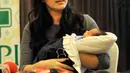 Nia Ramadhani bersama anak keduanya saat menggelar konferensi pers terkait kelahiran anak kedua mereka, Jakarta, Rabu (25/11/2015). Bayi laki-laki itu lahir dengan sehat bernama Mainaka Zanatti Bakrie dengan berat 3 kilogram. (Liputan6.com/Faisal R Syam)