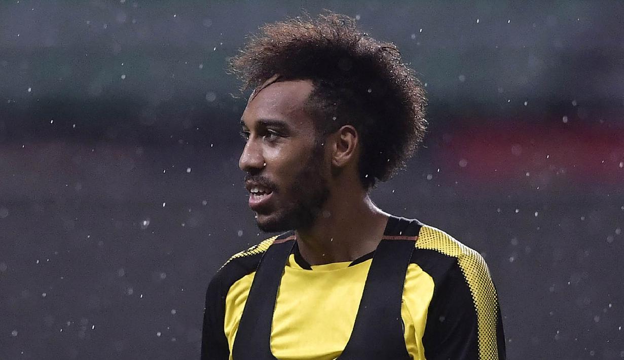 Striker Dortmund, Pierre-Emerick Aubameyang, saat mengikuti latihan di Guangdong, Cina, Senin (17/7/2017). Dortmund akan menghadapi AC Milan pada laga International Champions Cup. (AFP)