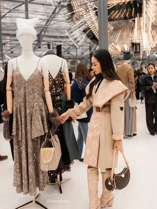 Di sesi preview collection, Alyssa tampil dengan gaya Parisian bernuansa beige yang netral [@alyssadaguise]