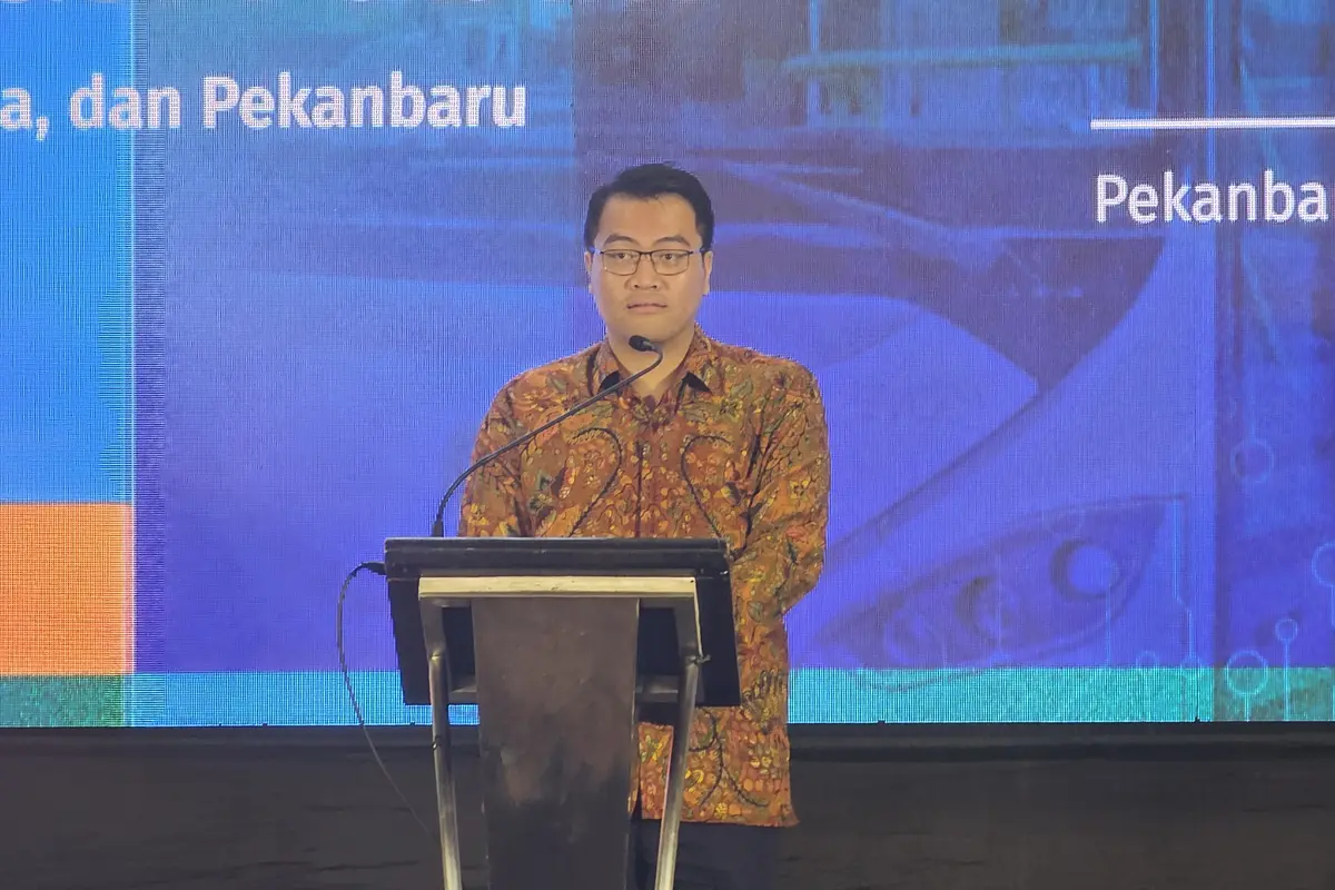 Direktur Asia Tenggara ITDP, Gonggomtua Sitanggang saat menyerahkan studi elektrifikasi transportasi publik kepada Sekretaris Dirjen Perhubungan Darat, Ahmad Dani di salah satu hotel kawasan Pekanbaru, Riau. (Liputan6.com/Dicky Agung Prihanto)