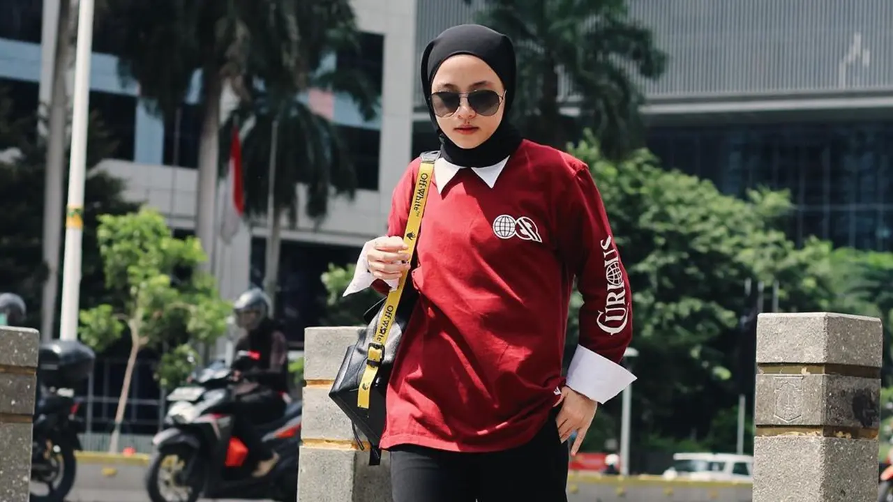 FOTO: Gaya Nissa Sabyan saat Pakai Kacamata Gelap, Tampil Menawan