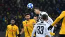 Aksi Cristiano Ronaldo melakukan duel udara kontra Young Boys pada laga lanjutan Liga Champions yang berlangsung di stadion Stade de Suisse, Swiss, Kamis (13/12). Juventus kalah 1-2 atas Young Boys. (AFP/Fabrice Coffrini)