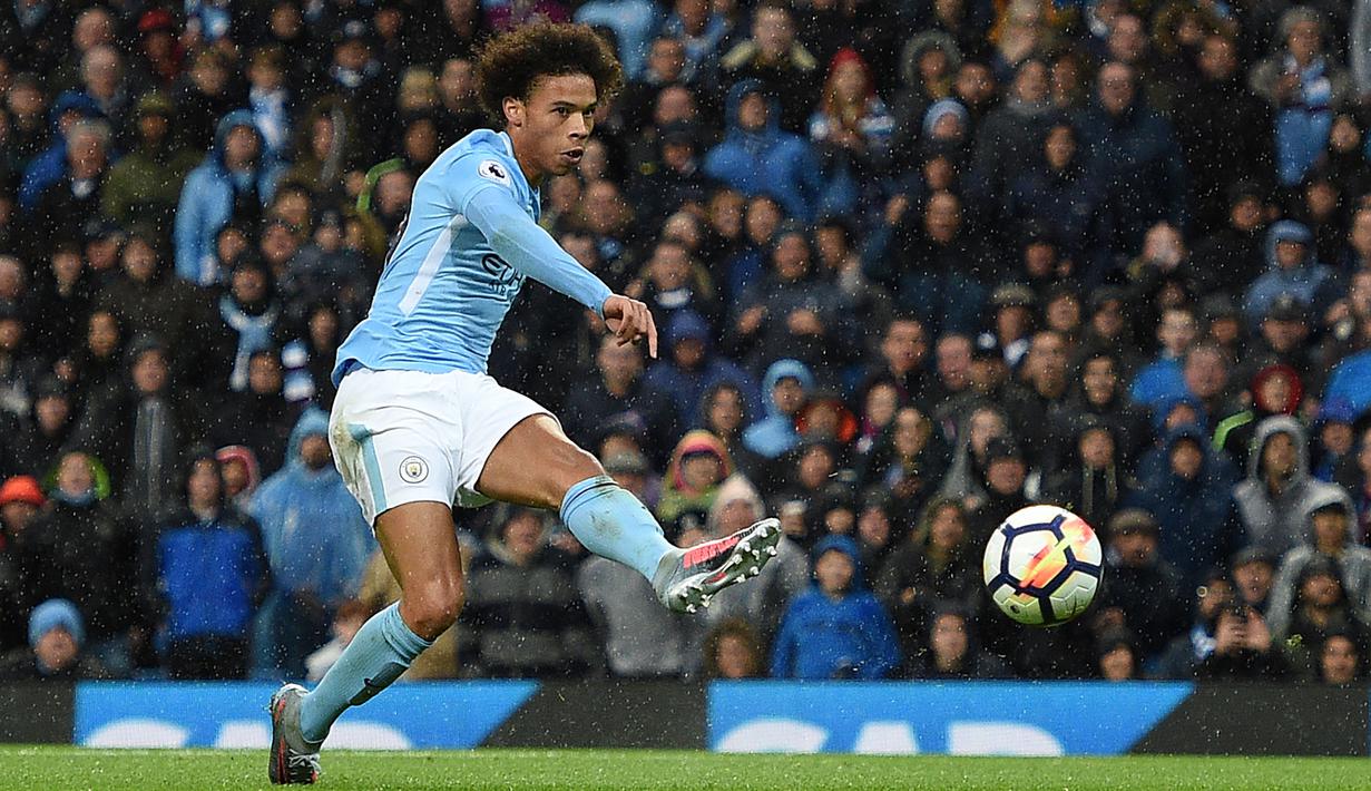 Pemain Manchester City, Leroy Sane mencatatkan namanya menjadi salah satu pemain pemberi assist terbyank di Premier League, Sane telah mengoleksi total enam assist hingga pekan ke-16. (AFP/Oli Scarff)