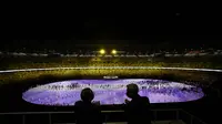 Direktur Jendral WHO Tedros Adhanom Ghebreyesus (kiri) menyakiskan upacara pembukaan Olimpiade Tokyo 2020 di Olympic Stadium, Tokyo, Jepang, Jumat (23/7/2021). (Foto: AP/Pool/Leon Neal)