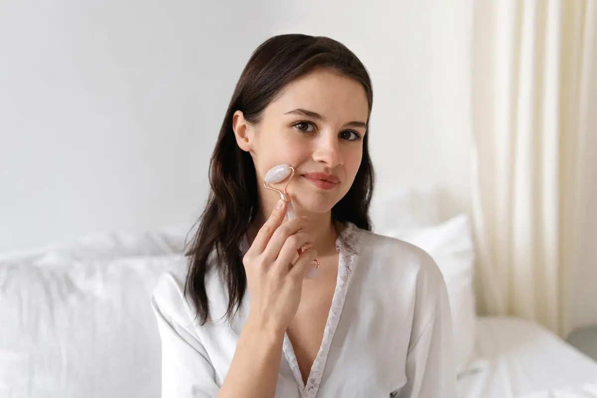 3 Pilihan Perawatan Eksfoliasi Wajah yang Bisa Bikin Kulit Makin Glowing (photo by freepik)