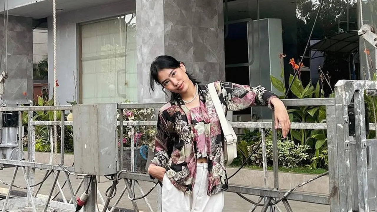 Gaya Kasual Kenakan Kebaya Dipadukan Celana