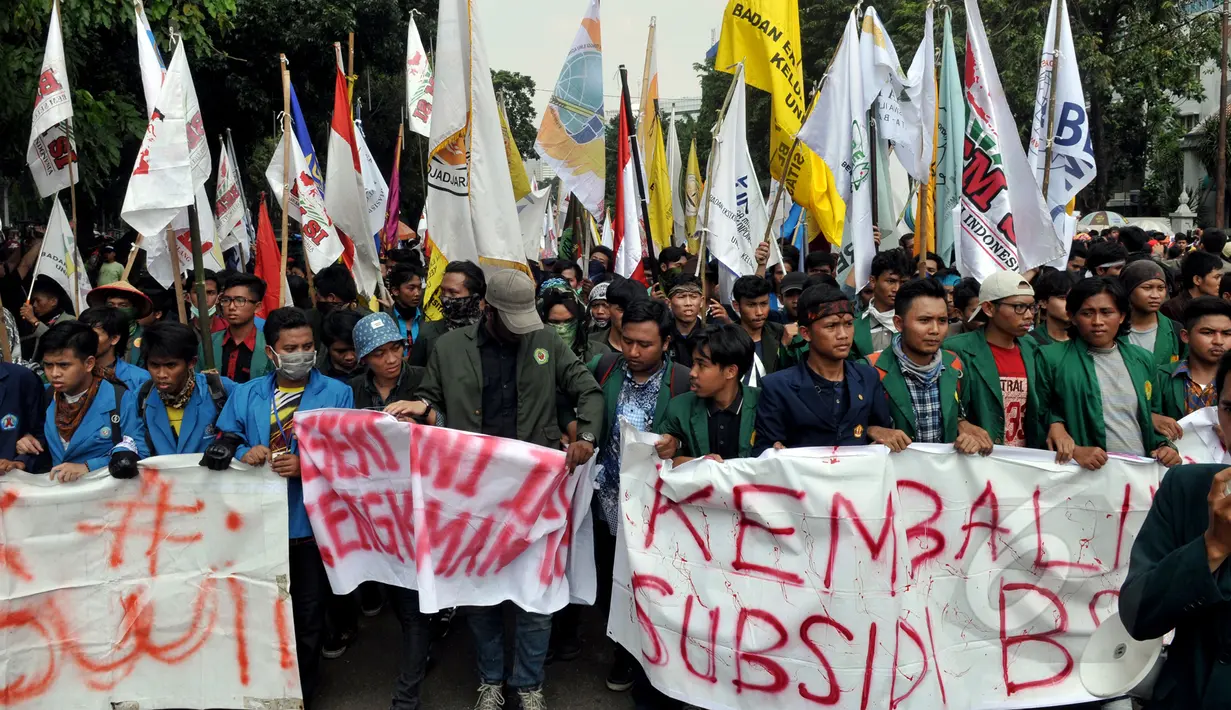 Ratusan mahasiswa dari berbagai universitas melakukan aksi unjuk rasa di depan Istana Negara, Jakarta, Kamis (21/5).  Aksi tersebut menuntut agar Pemerintahan memprioritaskam masyarakat pribumi daripada asing. (Liputan6.com/Johan Tallo)