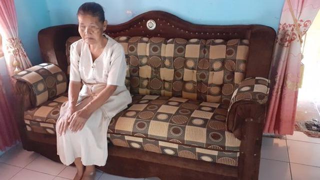 Mbah Rebi duduk di sofa di rumahnya di Dusun Karangatengah, Desa Jaten, Kecamatan Selogiri, Wonogiri, Minggu (25/7/2021). (Solopos/Bony Eko Wicaksono)