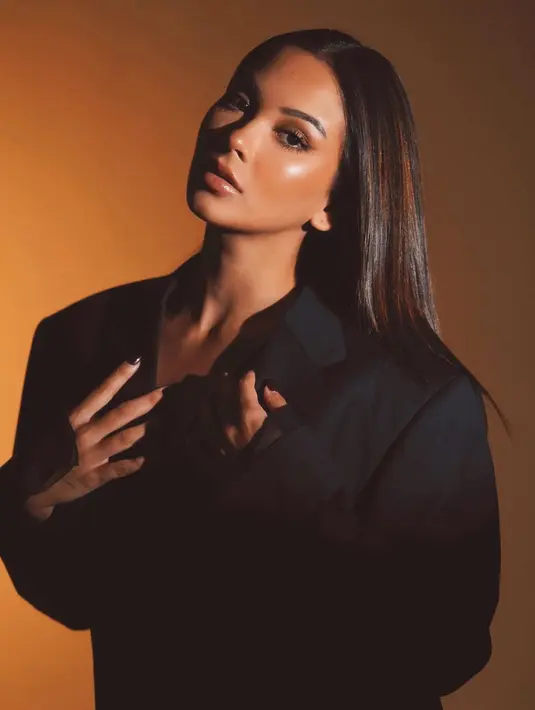 Sisi lain yang memesona dari Alyssa. Dalam balutan outfit serba hitam, Alyssa menata lurus rambutnya dengan makeup bernuansa kecokelatan yang tak tampak berlebihan untuk wajahnya yang memang sudah cantik. Foto: Instagram.