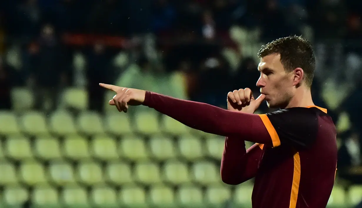 Ekspresi striker AS Roma, Edin Dzeko, setelah mencetak gol ke gawang Carpi dalam laga Serie A Italia di Stadion Alberto Braglia, Modena, (12/2/2016). (AFP/Giuseppe Cacace)