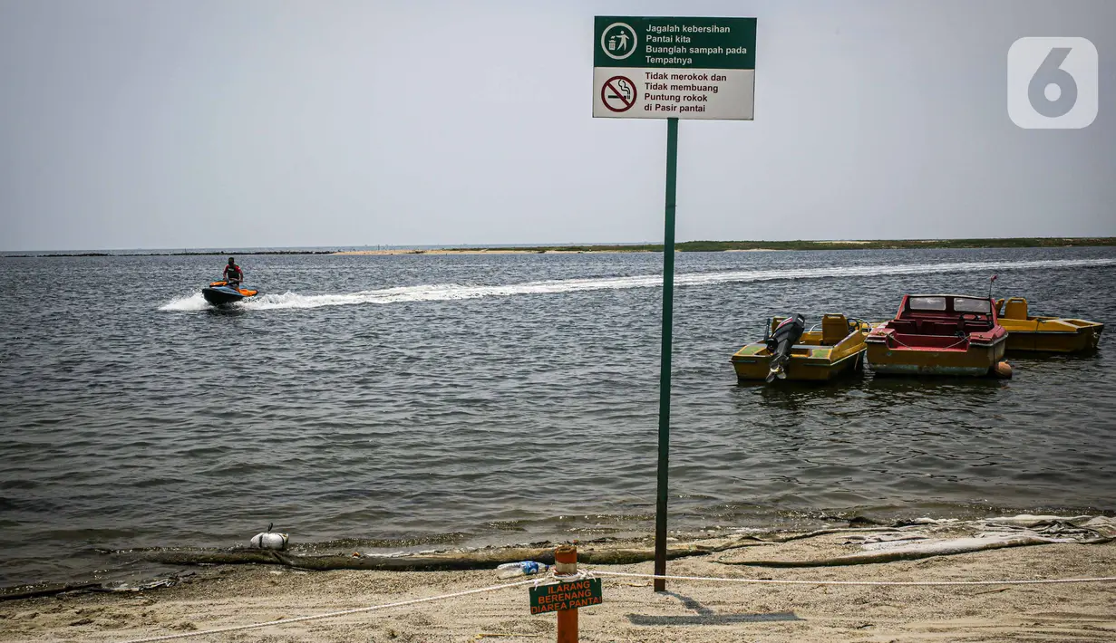 Pengunjung bermain jet ski di  Taman Impian Jaya Ancol, Jakarta, Sabtu (11/10/2021).  Uji coba pembukaan itu berdasarkan Kepgub Nomor 1072 Tahun 2021 tentang PPKM Level 3 yang ditandatangani Gubernur DKI Jakarta Anies Baswedan pada 6 September 2021. (Liputan6.com/Faizal Fanani)