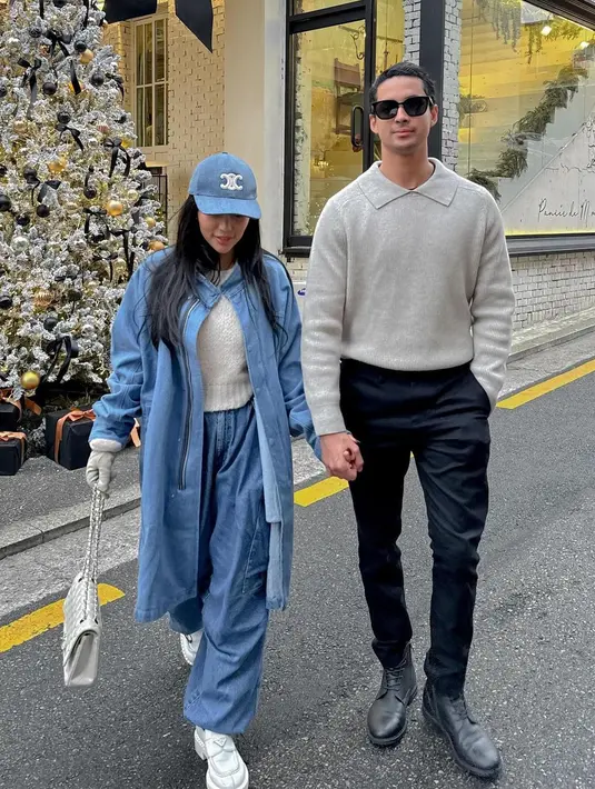 Knitwear jadi item fashion yang nggak boleh dilewatkan saat musim gugur.   [@rachelvennya]