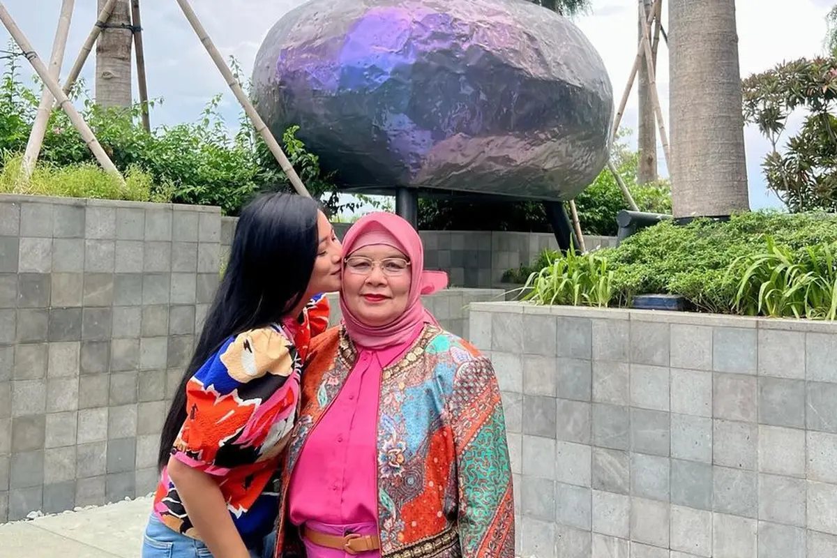 Titi Kamal bersama ibunda (Instagram/titi_kamall)