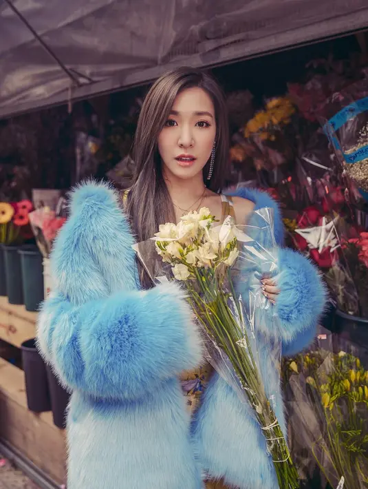 Ia mengatakan jika lagu milik Christina dan Mariah Carey membuat dirinya semakin bersemangat. Ia juga bersyukur bisa bertemu depan personel SNSD yang membuat dirinya merasa nyaman. (Foto: instagram.com/tiffanyyoungofficial)