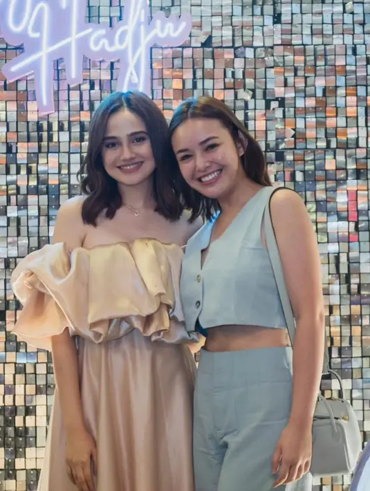 Amanda Manopo terlihat elegan dengan setelan outfit nuansa biru muda, berupa crop top dan loose pants.