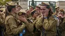 <p>Tentara Israel berduka saat pemakaman Sersan Lia Ben Nun (19) di Rishon Lezion, Israel, Minggu (4/6/2023). Tentara Israel mengatakan Ben Nun termasuk di antara tiga tentara yang dibunuh oleh seorang penjaga perbatasan Mesir yang menyeberang ke Israel pada hari Sabtu sebelum dia ditembak mati oleh pasukan. (AP Photo/Ohad Zwigenberg)</p>
