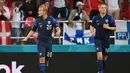Bukan hanya itu, Joel Pohjanpalo yang berhasil menjebol gawang Denmark dalam pertandingan memberikan isyarat kepada para suporter untuk tidak melakukan selebrasi yang berlebihan. (Foto: AFP/Pool/Jonathan Nackstrand)