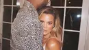 "Khloe Kardashian pun menelpon mereka untuk menanyakan hal-hal kecil yang ia miliki. Khloe benar-benar mengandalkan mereka mengenai kehamilan," lanjut sumber tersebut. (instagram/khloekardashian)