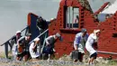 Adegan rekonstruksi yang menampilkan perjuangan tim medis ketika terjadi pertempuran saat memainkan rekonstruksi Perang Dunia II, di Memorial "Stalin Line", dekat Desa Goroshki, Belarusia, (2/7). (Reuters/Vasily Fedosenko)