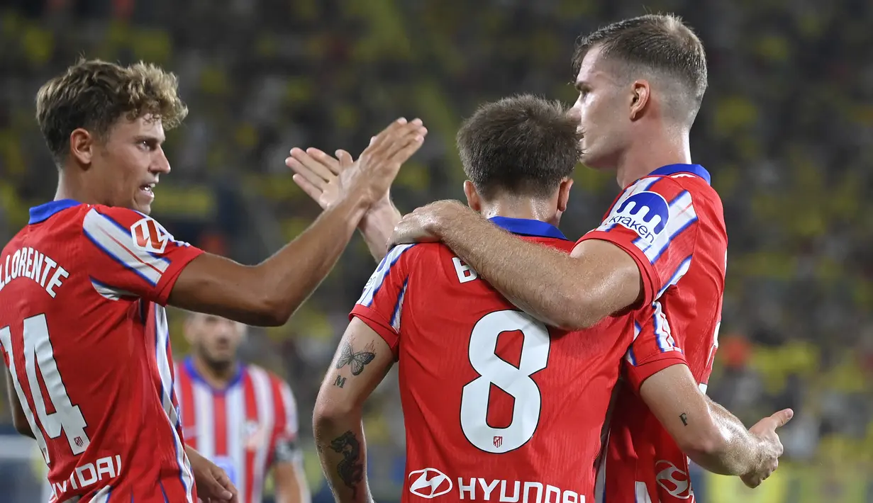 Penyerang Atletico Madrid #09 Alexander Sorloth (kanan) berselebrasi dengan Marcos Llorente setelah mencetak gol penyama kedudukan ke gawang Villarreal pada duel pekan ke-1 Liga Spanyol 2024/2025 di Estadio de la Ceramica, Selasa, (20/8/2024). (JOSE JORDAN / AFP)