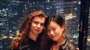Inilah potret mesra Leony Trio Kwek Kwek dan Charles Seaman lewat unggahan perdana mereka bertajuk dinner. Pria berambut pirang itu jadi tambatan hati wanita keturunan Tionghoa itu. Menariknya, kedekatan mereka sudah mendapat lampu hijau dari orang tua Leony. (Liputan6.com/IG/charles.n.g.s)