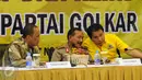 Kapolri Jenderal Pol Badrodin Haiti (tengah) berbincang dengan politisi Partai Golkar, Aziz Syamsuddin jelang diskusi RUU KUHP Mewujudkan Hukum Pidana Nasional yang Aspiratif dan KeIndonesiaan di Jakarta, Jumat (27/11/2015). (Liputan6/Helmi Fithriansyah)