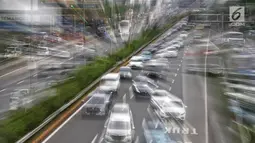 Sejumlah kendaraan melintasi tol dalam kota di kawasan Semanggi, Jakarta, Rabu (13/2). PT Jasa Marga Tbk (persero), mengumumkan akan melakukan penyesuaian tarif untuk 15 ruas jalan tol tahun 2019. (Liputan6.com/Faizal Fanani)