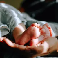 Ilustrasi bayi yang disentuh kakinya/copyright unsplash.com/Omar Lopez
