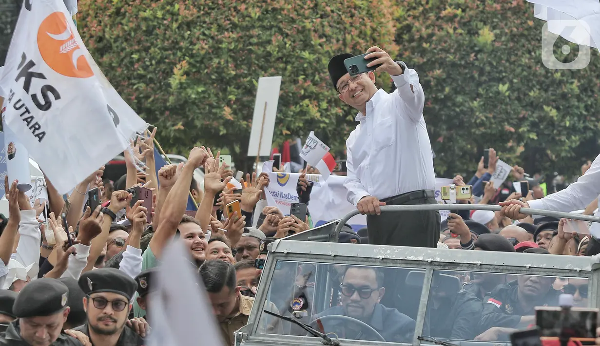 Iring-iringan itu menuju KPU RI, diikuti rombongan relawan dan massa pendukung yang membawa atribut bertuliskan Anies-Muhaimin (AMIN). (Liputan6.com/Angga Yuniar)