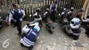 Petugas Dishub mencabut pentil kendaraan roda dua dalam operasi penertiban parkir liar di Pusat, Jumat (23/10/2015). Meskipun informasi penertiban diduga telah bocor, ratusan kendaraan yang parkir liar tetap ditertibkan. (Liputan6.com/Immanuel Antonius)