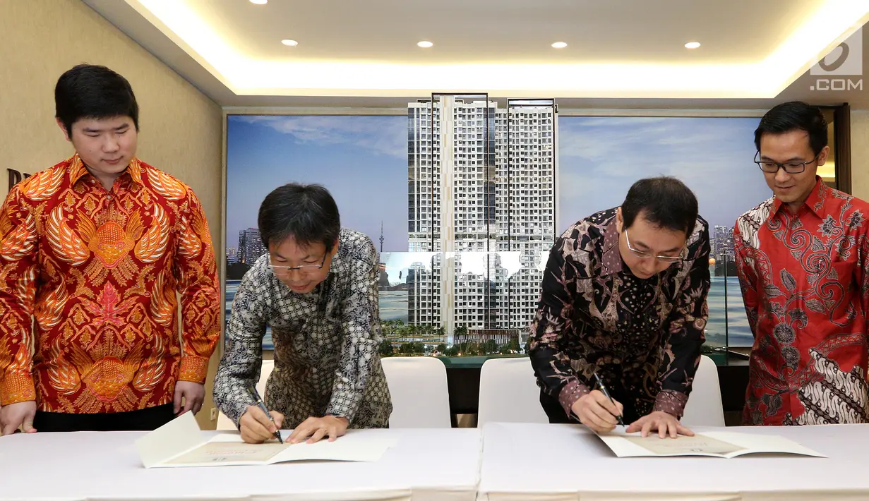 Komisaris Utama PT Palmerindo Properti Hadi Kusuma dan Direktur Operasional PT Pulauintan Bajaperkasa Konstruksi Wendy Kuncoro saat penandatanganan kerjasama pembangunan apartemen Permata Hijau Suites di Jakarta, Sabtu (28/10) (Liputan6.com)