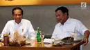 <p>Presiden terpilih Joko Widodo atau Jokowi (kiri) makan siang bersama Ketua Umum Partai Gerindra Prabowo Subianto di FX Sudirman, Jakarta, Sabtu (13/7/2019). Jokowi dan Prabowo terlihat penuh tawa saat menyantap sate dan kelapa muda. (Liputan6.com/JohanTallo)</p>