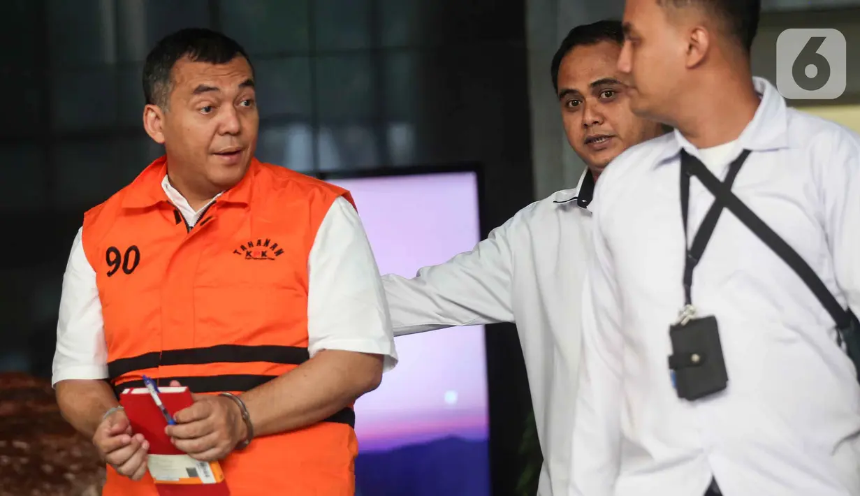 Mantan Wakil Menteri Imigrasi dan Pemasyarakatan (Imipas), Silmy Karim (kiri), usai menjalani pemeriksaan di Gedung Merah Putih Komisi Pemberantasan Korupsi (KPK), Senin (8/6/2026). Ini merupakan pemeriksaan perdana Silmy Karim setelah ditetapkan sebagai tersangka dan ditahan KPK pada 4 Juni 2026. (Liputan6.com/Helmi Fithriansyah)