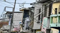 Lima orang tewas dan bangunan hancur usai terjadi ledakan di kota Guayaquil, Ekuador pada Minggu (14/8/2022) yang dituding pemerintah dilakukan oleh geng kriminal. (AFP/Marcos Pin)