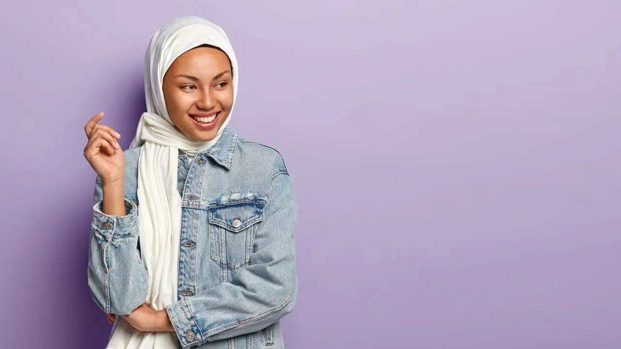 Tips Mencuci Hijab Agar Tidak Gampang Melar dan Tahan Lama (photo by freepik.com)