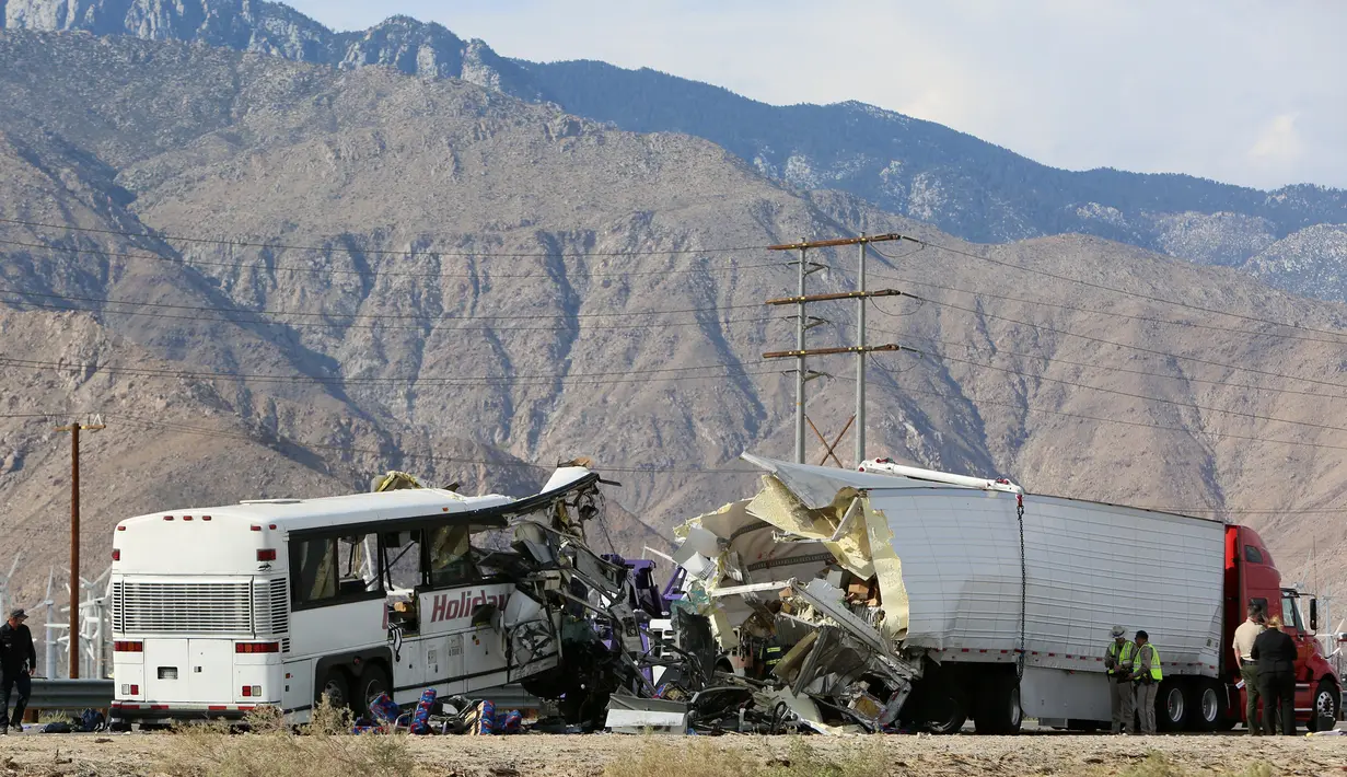 Petugas memeriksa sebuah bus pariwisata dan truk trailer usai bertabrakan di Jalan Raya Southern California, Amerika Serikat, (23/10). Kecelakaan tersebut terjadi saat bus pariwisata melakukan perjalanan ke Interstate 10. (REUTERS/Sam Mircovich)