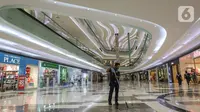 Petugas kebersihan membersihkan lantai saat beroperasinya mall di Lippo Mall Puri, Jakarta, Senin (15/6/2020). Lippo Malls di wilayah Jakarta kembali beroperasi pada pukul 12.00 – 20.00 WIB dengan menyiapkan protokol kesehatan guna mencegah penyebaran Covid-19. (Liputan6.com/Fery Pradolo)