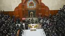 Umat Yahudi ultra-ortodoks dari dinasti Sadigura Hasidic merayakan Hari Raya Tu Bishvat atau Tahun Baru Pohon di Bnei Brak, Israel, 16 Januari 2022. Pada perayaan ini mereka duduk bersama para rabi di sekitar meja panjang dengan hidangan aneka jenis buah-buahan. (AP Photo/Ariel Schalit)