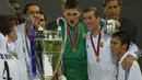 6 trofi juara dipersembahkan oleh Zinedine Zidane kepada Real Madrid. Salah satunya adalah trofi Liga Champions 2001-2002. Tak hanya membawa Real Madrid menjadi juara, Zidane juga mencetak gol penentu kemenangan Los Blancos di laga final. (Foto: AFP/Adrian Dennis)