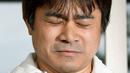 Ekspresi Takayuki Tanooka usai sang anak yang bernama Yamato Tanooka ditemukan, di Hokkaido, Jepang, Jumat (3/6). Bocah 7 tahun itu sempat hilang hampir seminggu setelah ditinggalkan orangtuanya di hutan karena nakal. (Kyodo/via REUTERS)