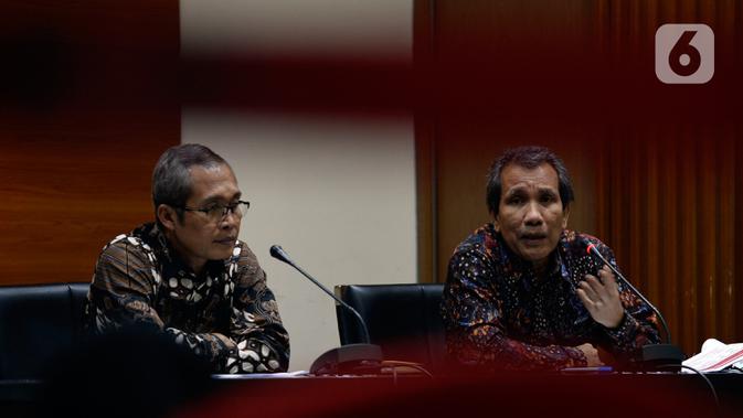 Wakil Ketua KPK Alexander Marwata (kiri) bersama Deputi Pencegahan KPK Pahala Nainggolan (kanan) memberikan keterangan hasil kajian Program Kartu Prakerja, di Gedung KPK, Jakarta, Kamis (18/6/2020). (merdeka.com/Dwi Narwoko)