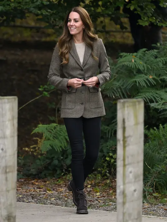 Tampilan klasik dari Kate Middleton ini bisa menjadi inspirasi, dengan sepatu boots See by Chloe dan skinny jeans hitam, dipadu dengan sweater kasmir bernuansa netral dari Boden, dan blazer tweed longline dari Really Wild. Foto: Bustle.