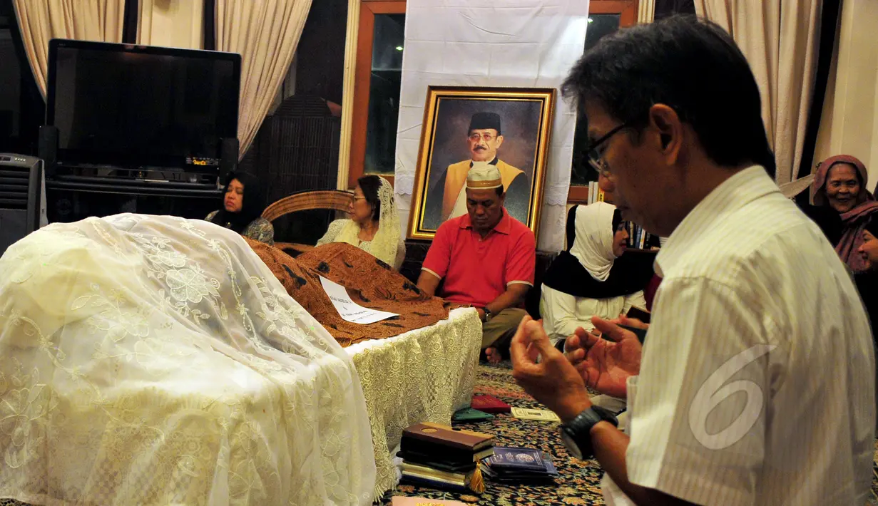 Keluarga dan kerabat mendoakan jenazah mantan hakim agung Benjamin Mangkoedilaga, yang disemayamkan di rumah duka di Jakarta Selatan, Kamis (21/5/2015). Benjamin‎ meninggal karena sakit jantung yang dideritanya. (Liputan6.com/Yoppy Renato)