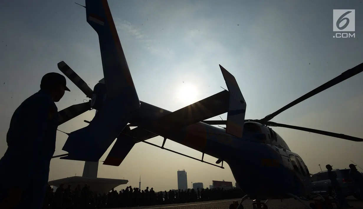 Heli patroli terlihat saat apel personel TNI, Polri, dan Pemprov DKI di Lapangan Silang Monas, Jakarta, Kamis (13/6/2019). Apel digelar dalam rangka konsolidasi Ketupat Jaya 2019 dan Kesiapan Pengamanan Sidang Perselisihan Hasil Pemilihan Umum (PHPU) di Mahkamah Konstitusi. (merdeka.com/Imam Buhori)